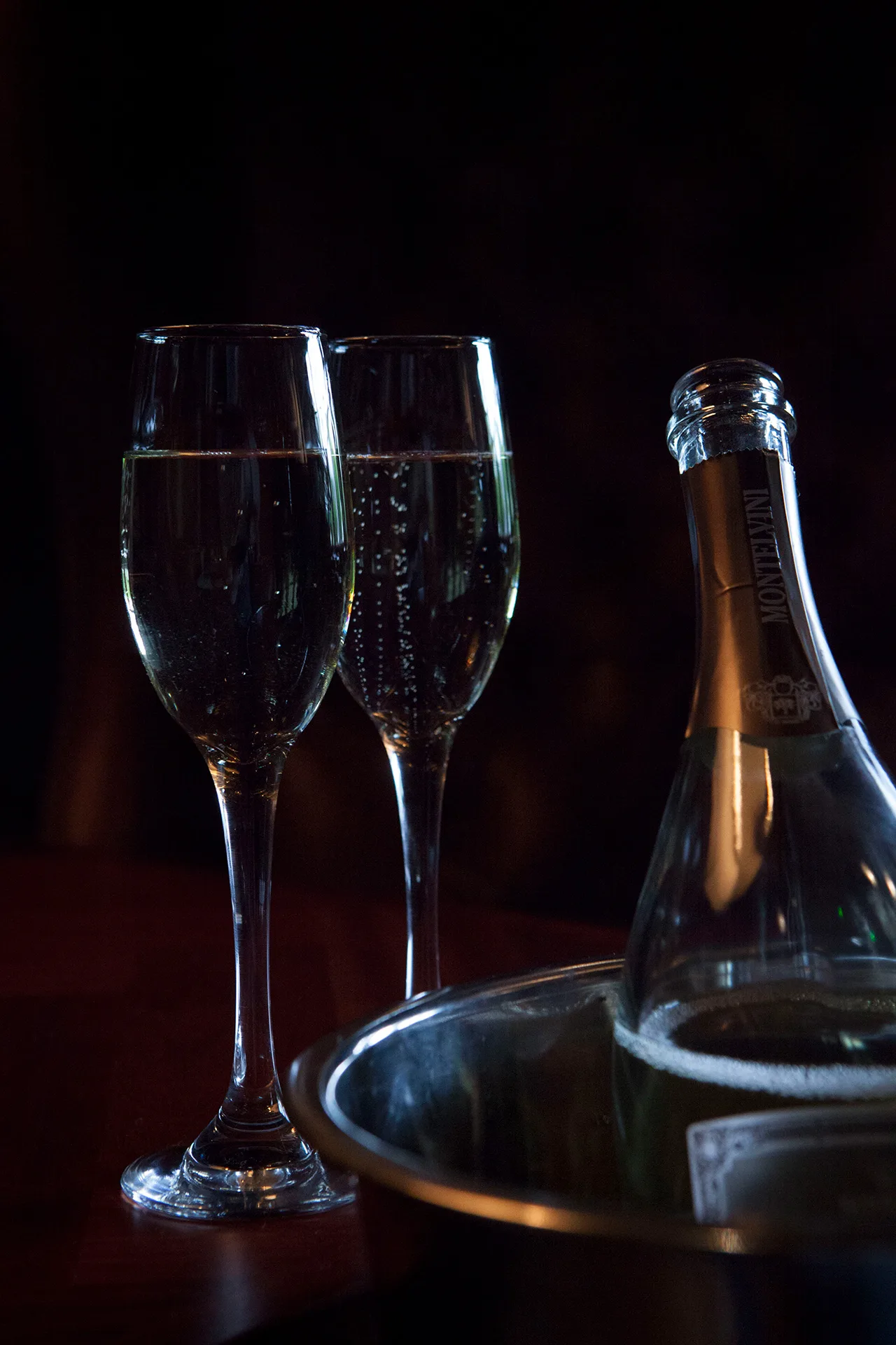 Wine glasses and wine in front of a dark background